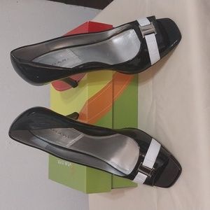 TAHARI PATIENT pee toe LEATHER HEELS.